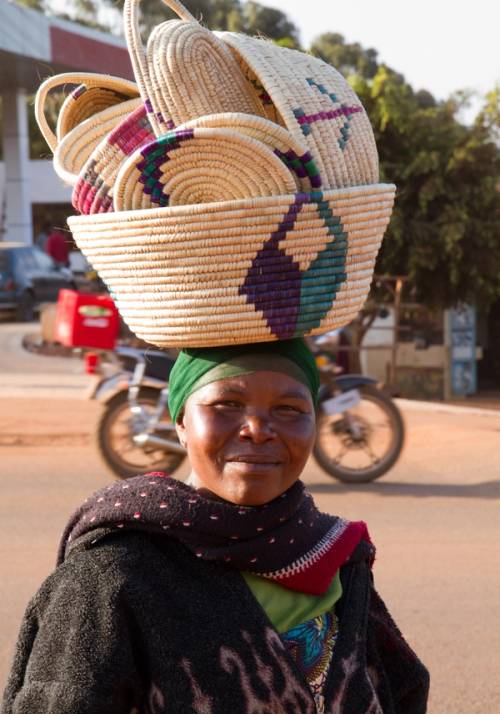 nativa porta oggetti tradizionali sulla testa