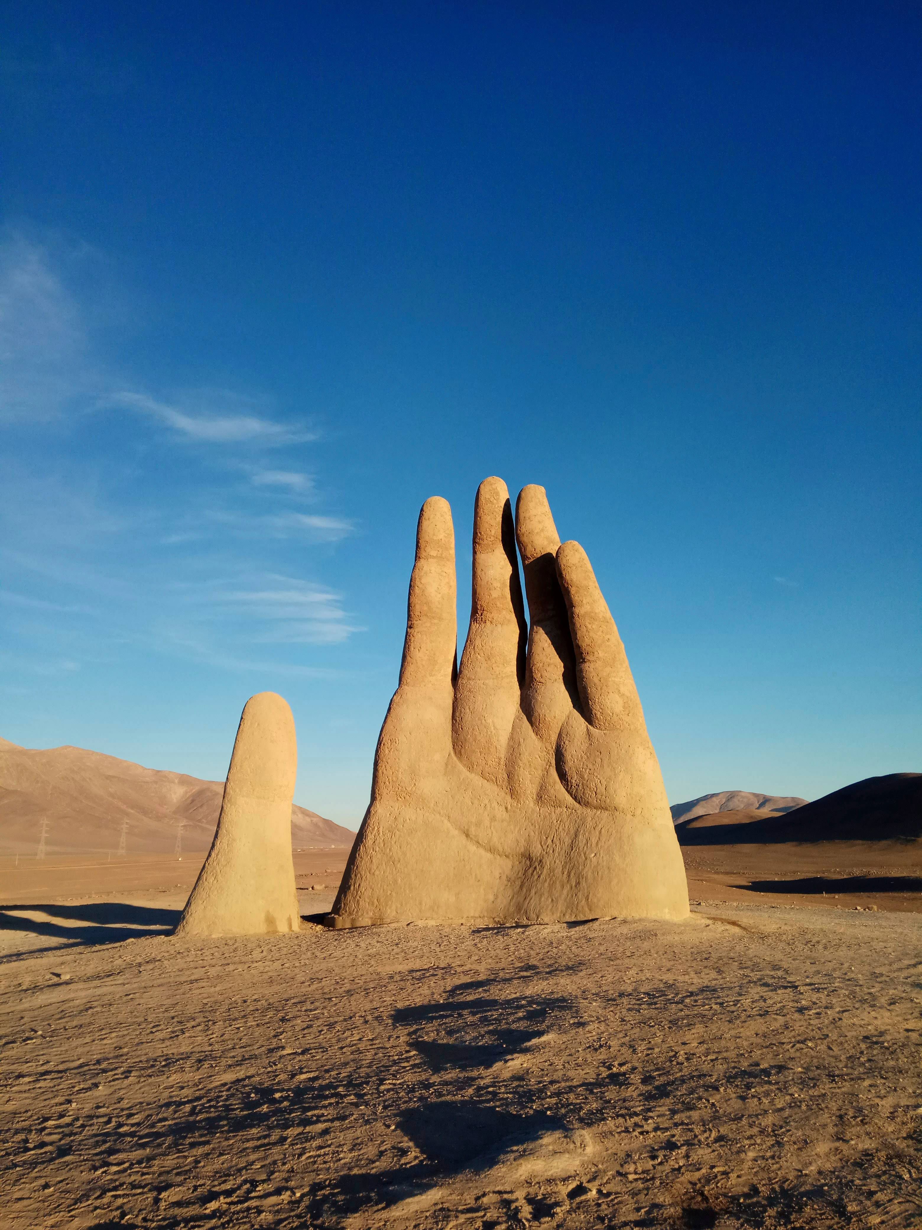 mano nel deserto in cile