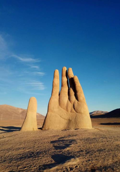 mano nel deserto in cile