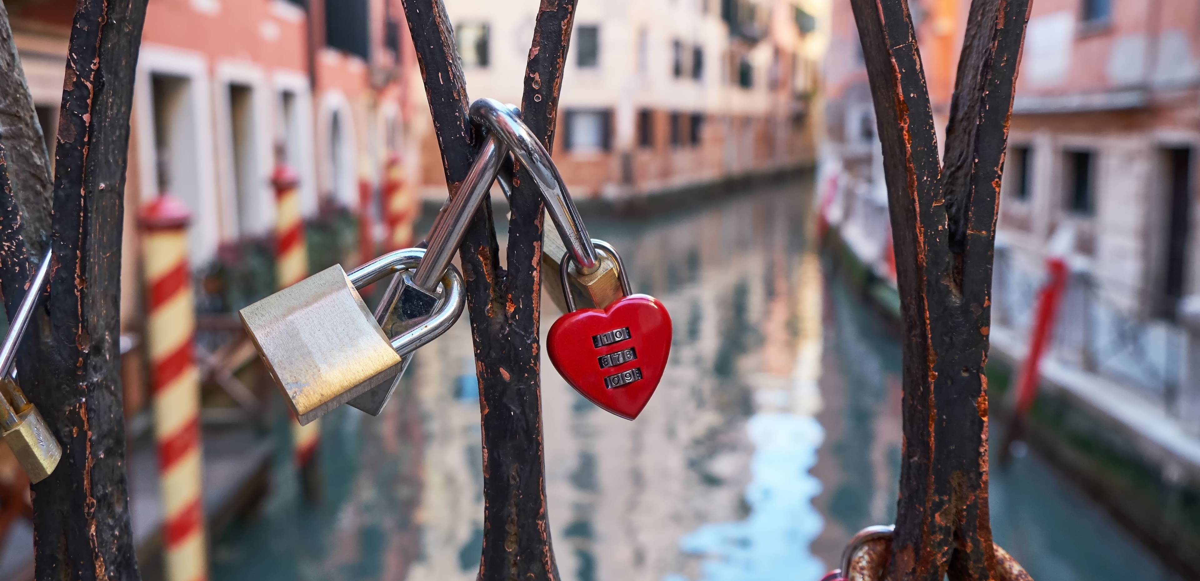 lucchetto a forma di cuore su un ponte a venezia