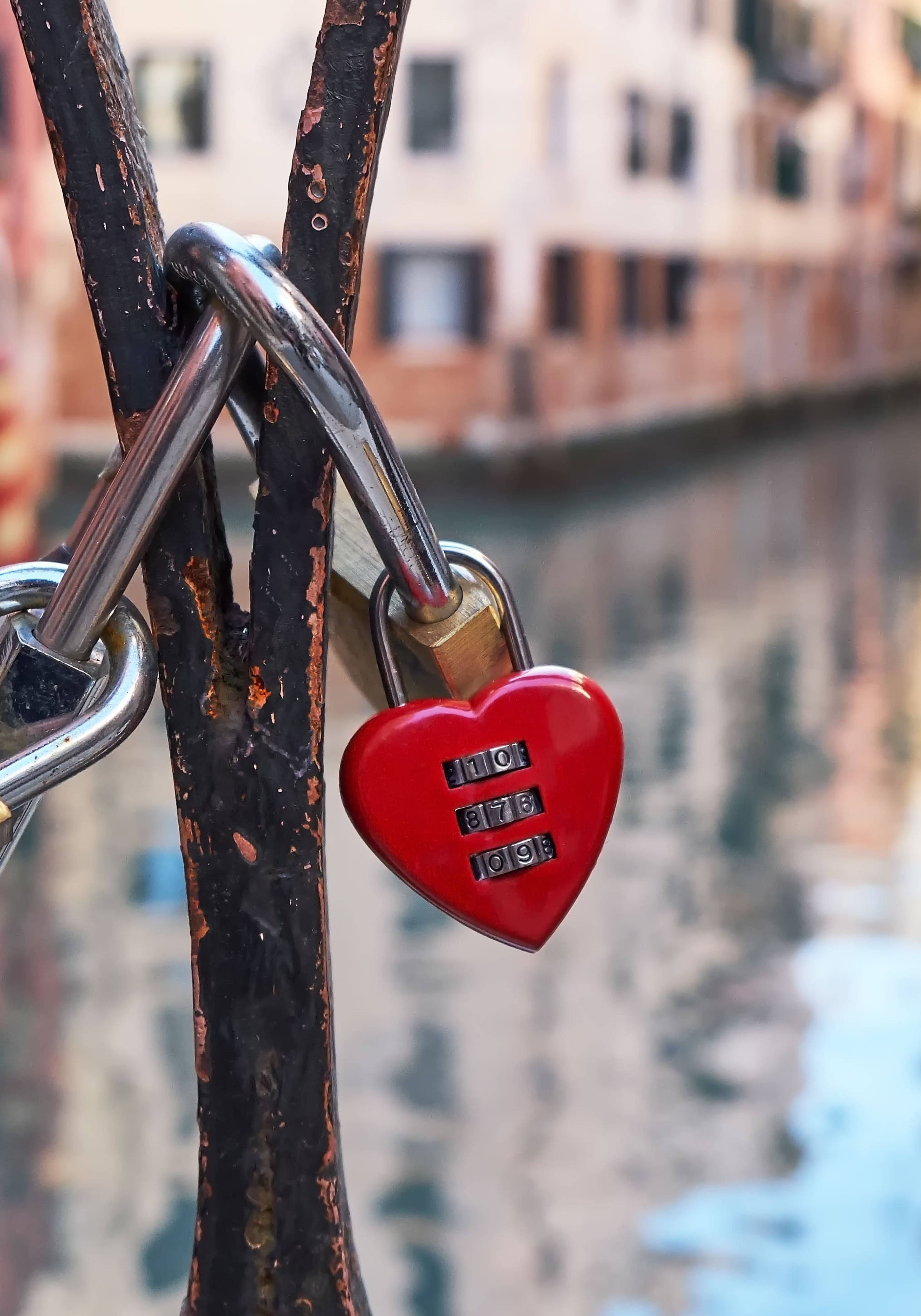 lucchetto a forma di cuore su un ponte a venezia