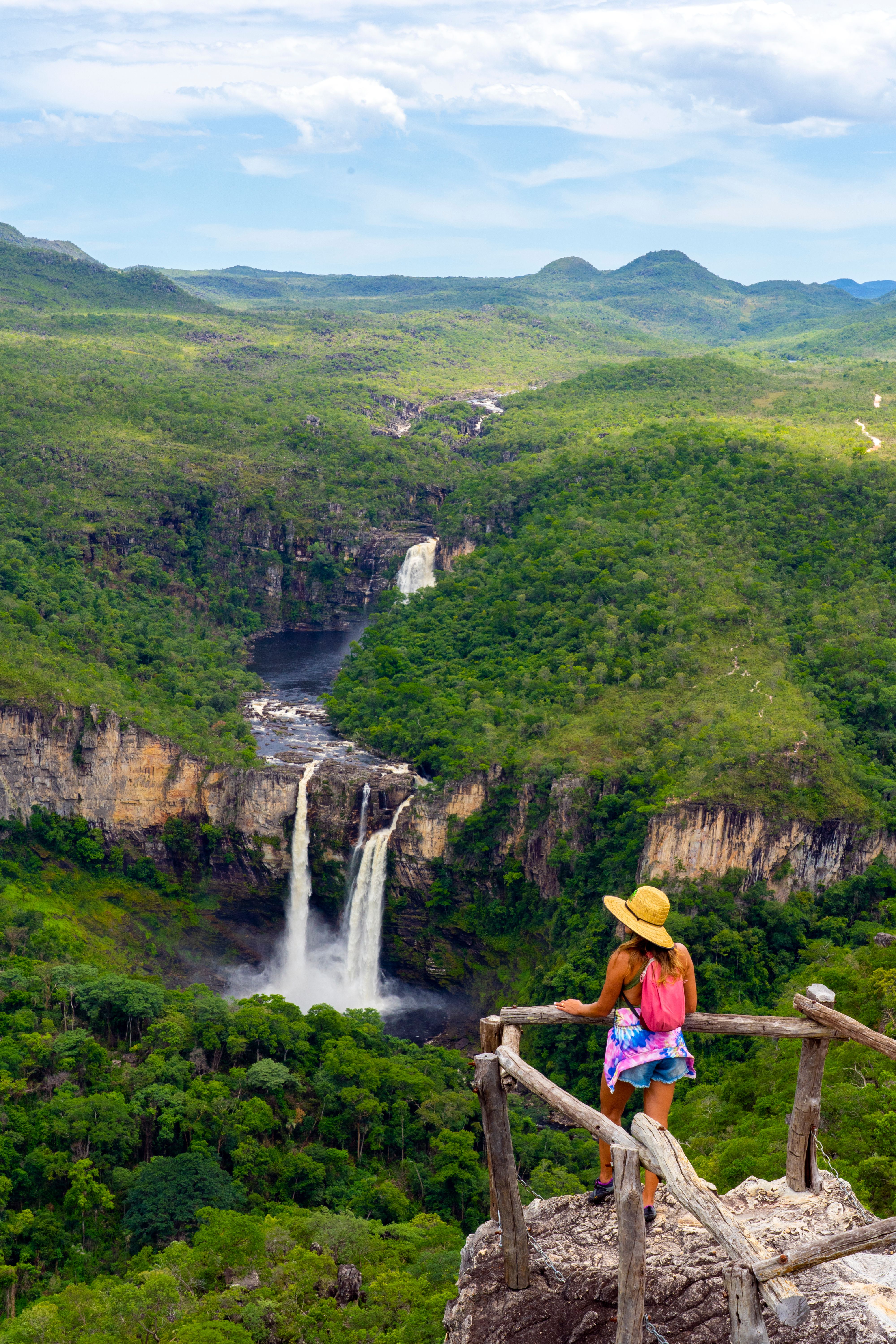 donna davanti a cascata in brasile