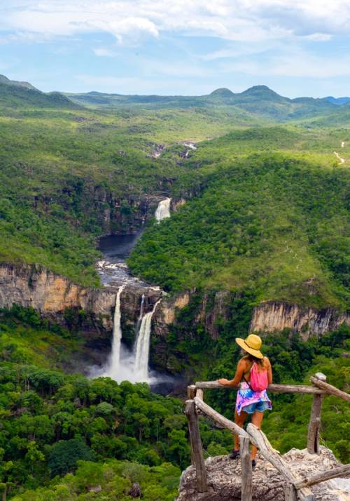 donna davanti a cascata in brasile
