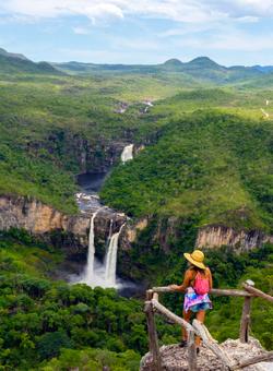 donna davanti a cascata in brasile