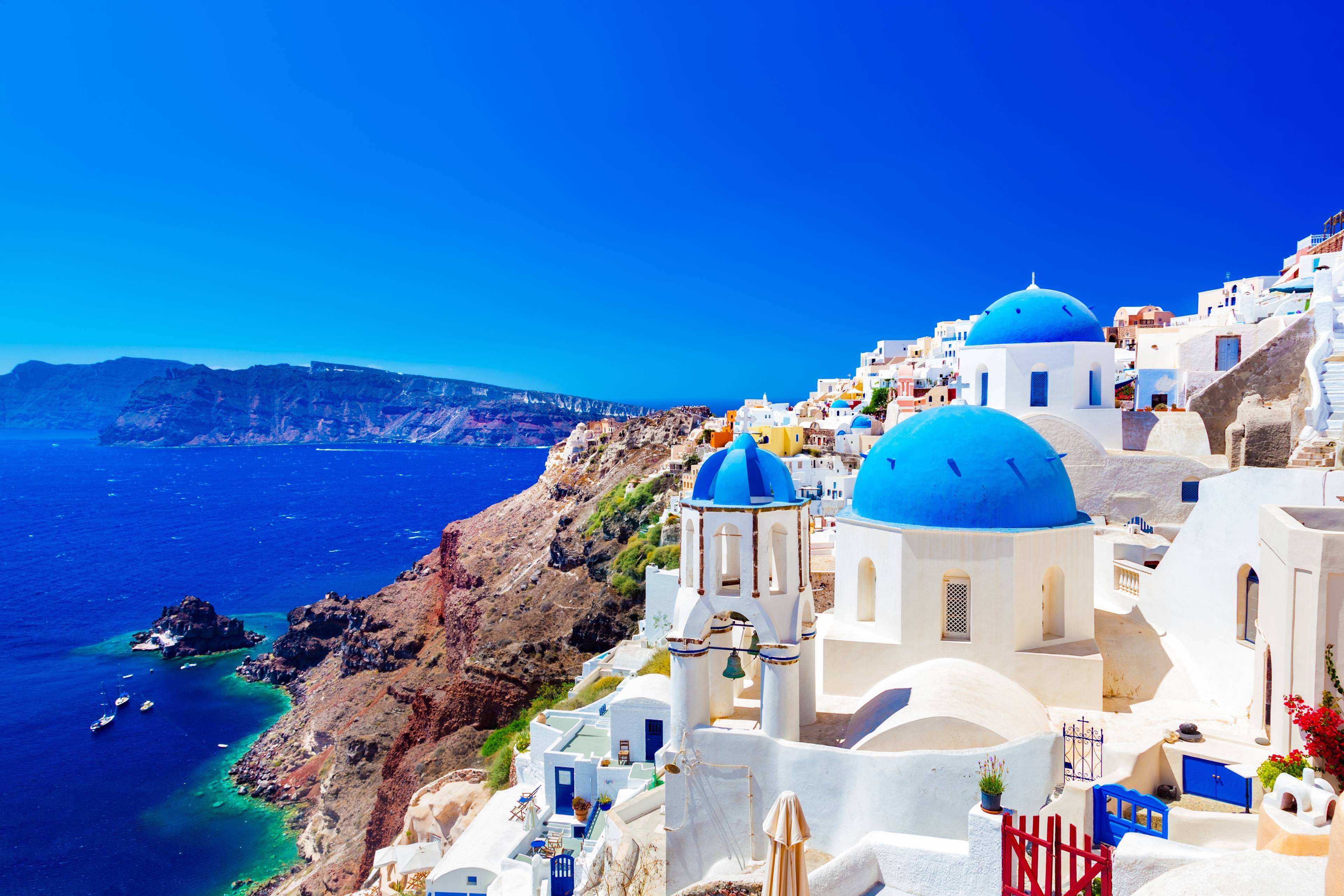 Vista panoramica delle case bianche e blu di Santorini in Grecia