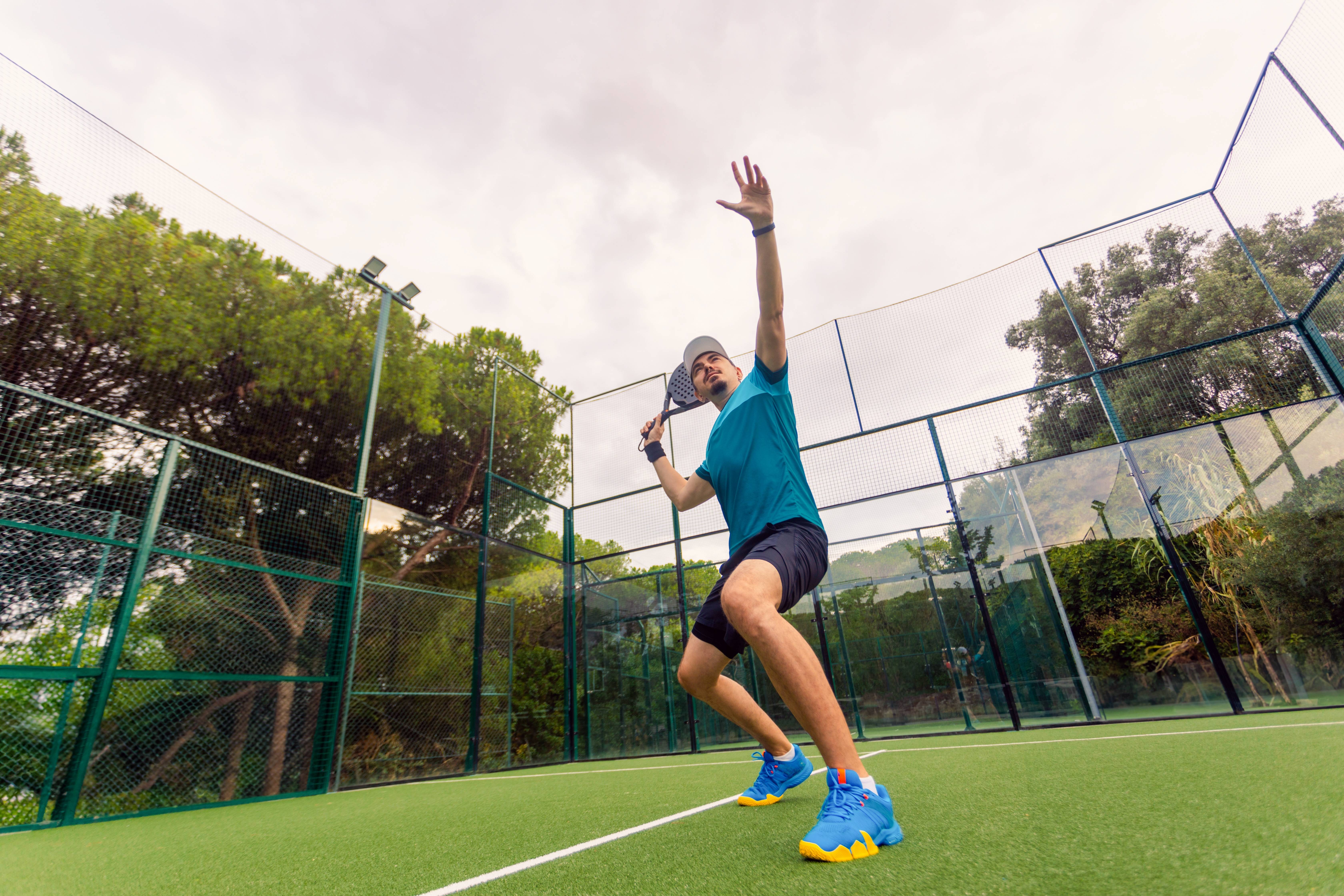 ragazzo che fa padel