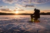 uomo pesca nel ghiaccio norvegia