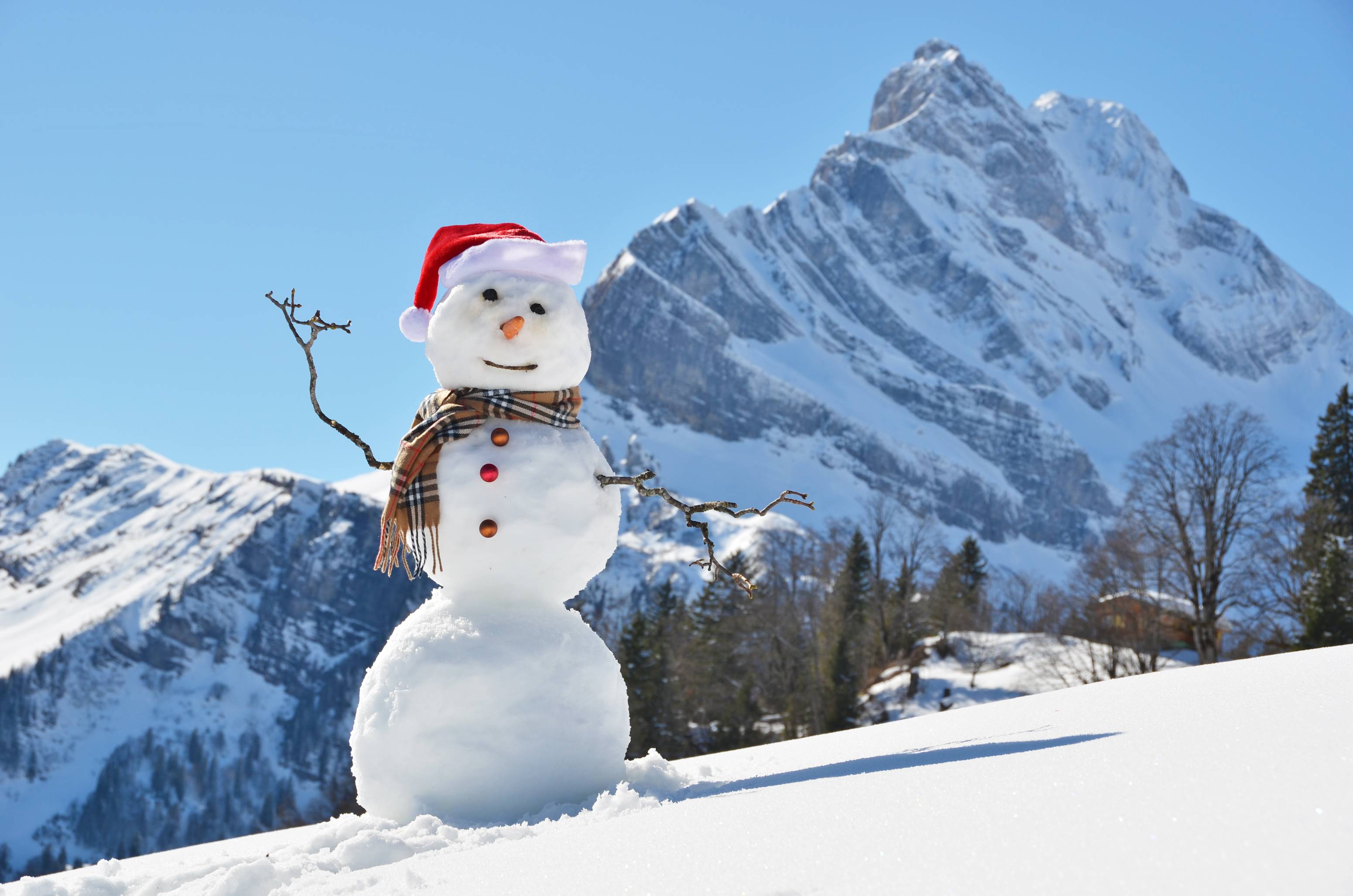 ragazza fa snowboard sulla neve