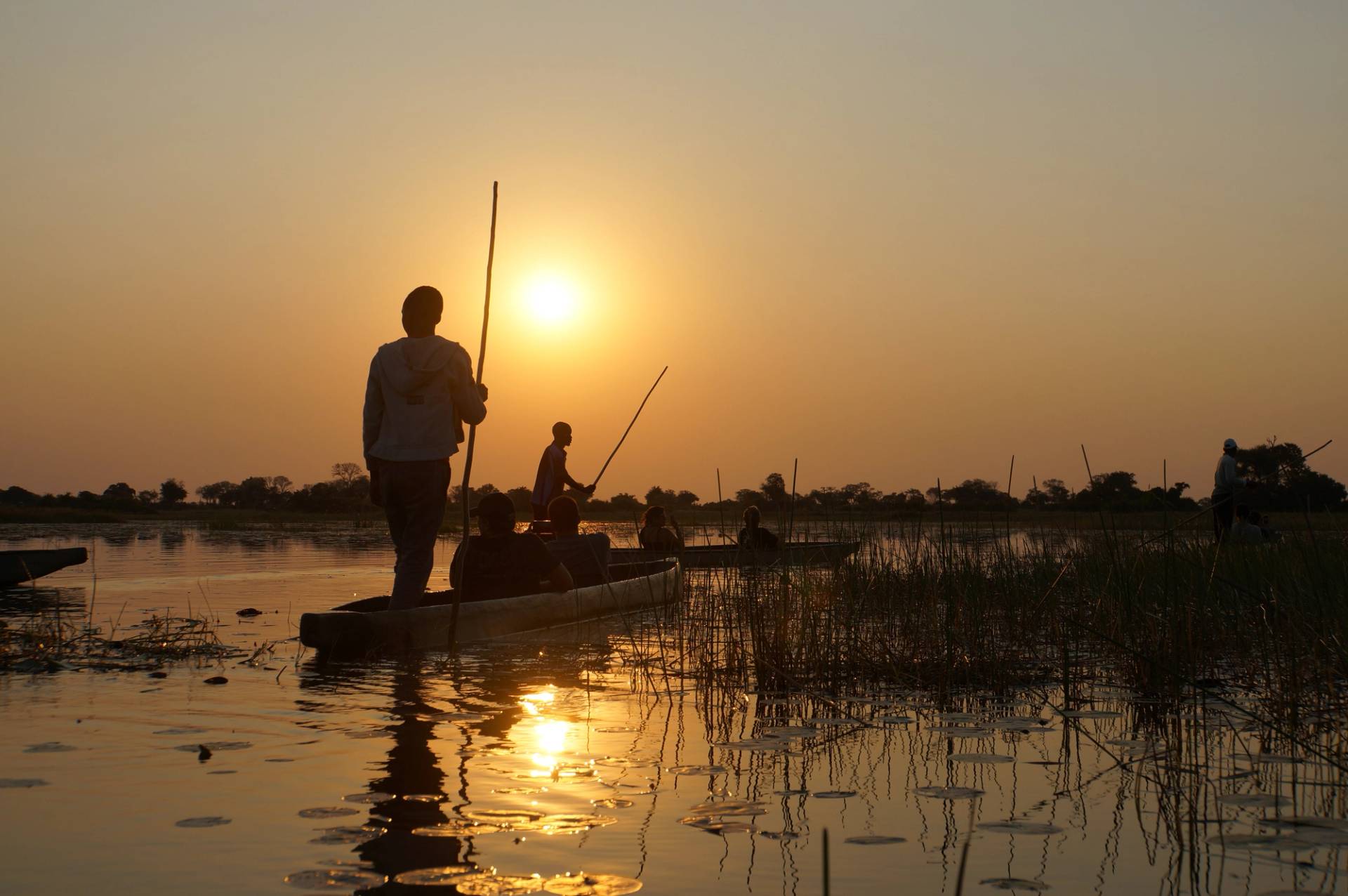 barche sul fiume al tramonto