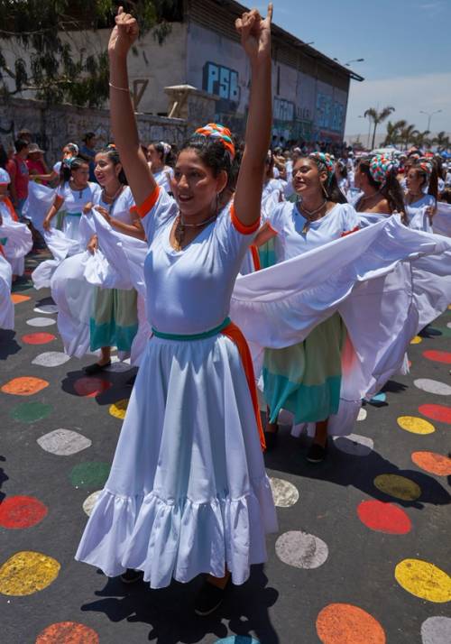 donne cilene danzano in vestiti tradizionali