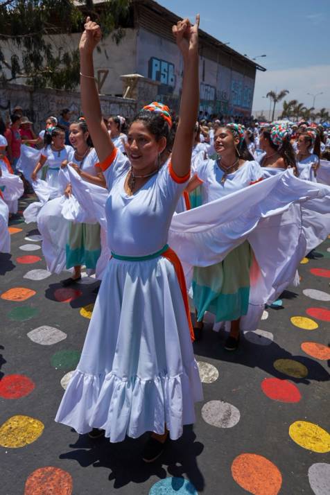donne cilene danzano in vestiti tradizionali