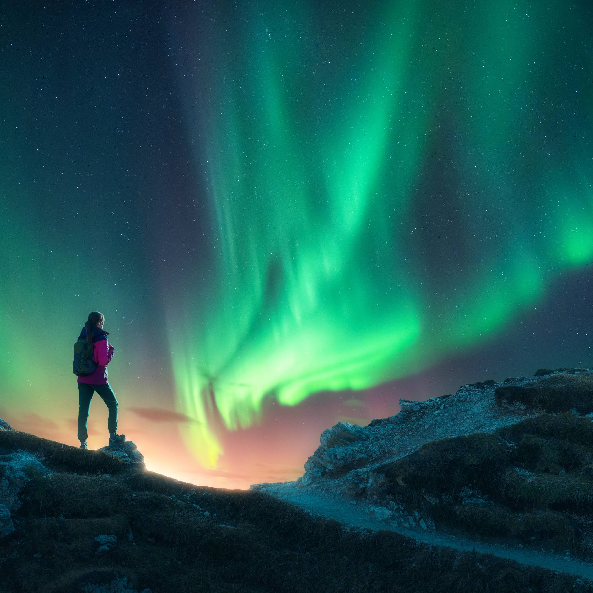 uomo che guarda l'aurora boreale