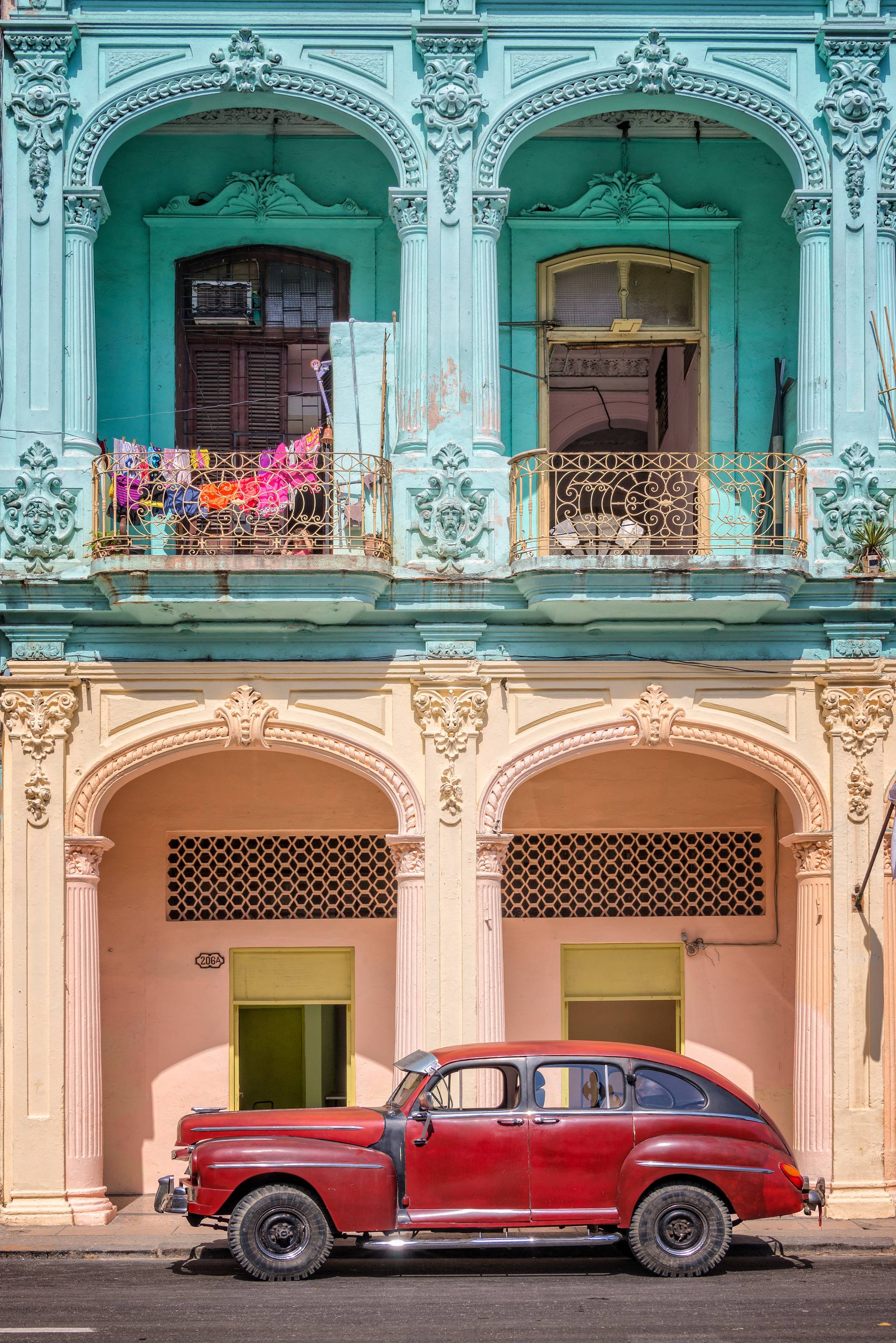 facciata di un palazzo colorato a cuba