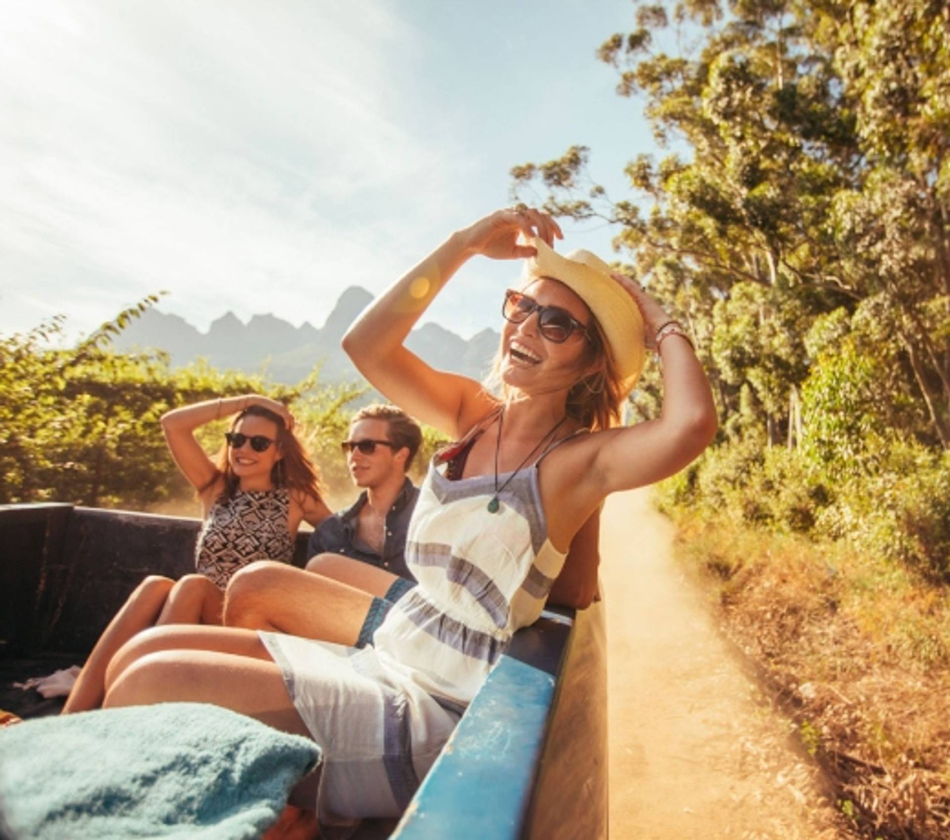 ragazze in viaggio su camion