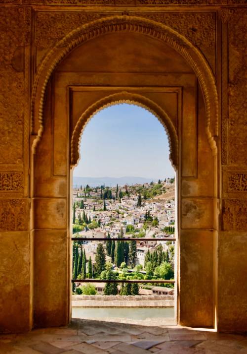vista su granada dall interno di un palazzo