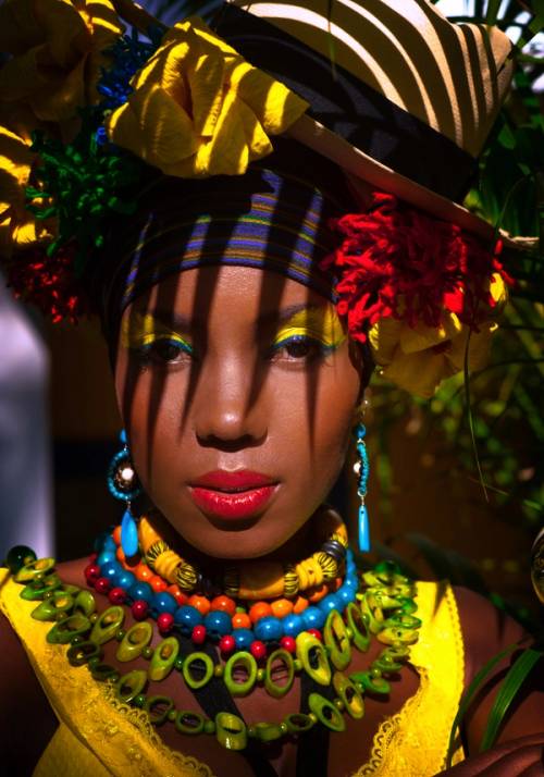 donna panamense in abiti tradizionali