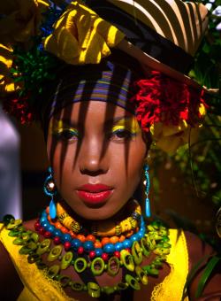 donna panamense in abiti tradizionali