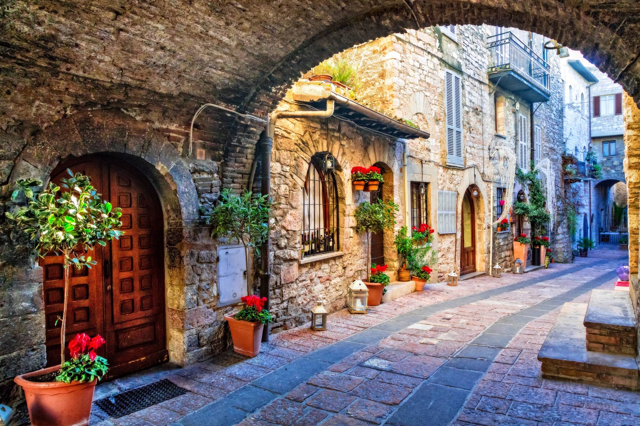 strade fiorite nel borgo di norcia in umbria