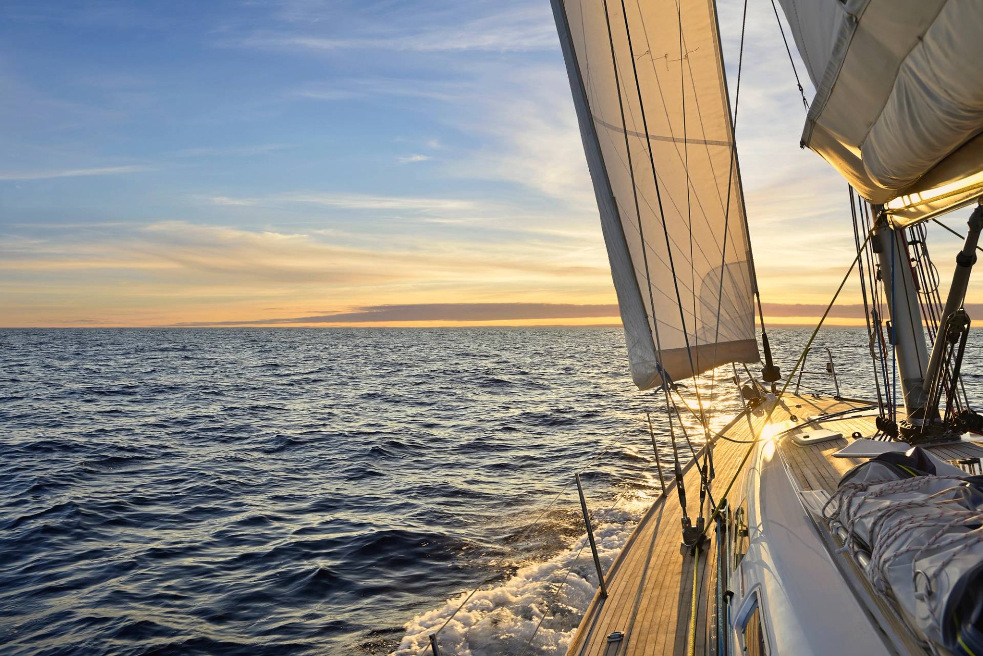 barca a vela al tramonto
