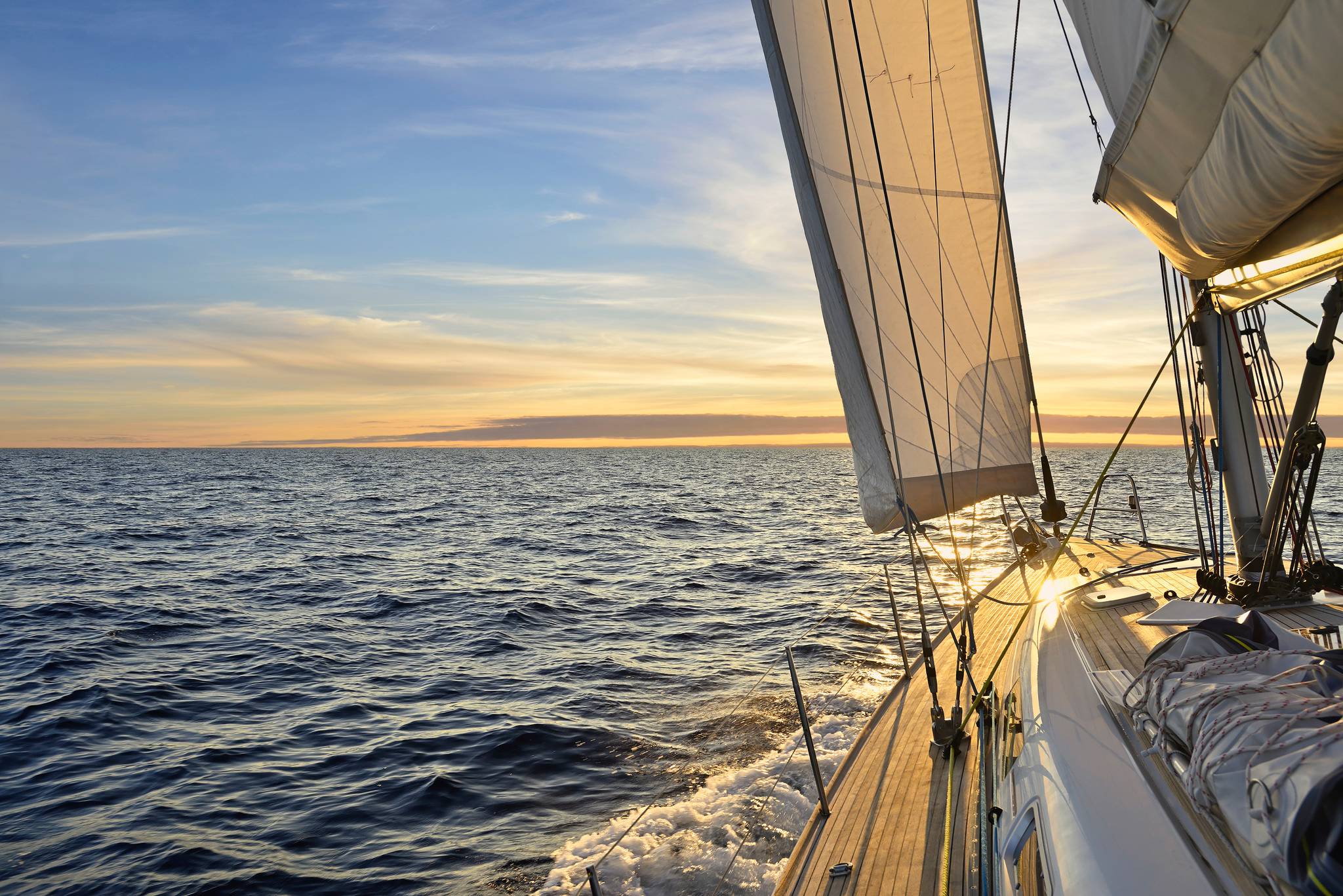 barca a vela al tramonto