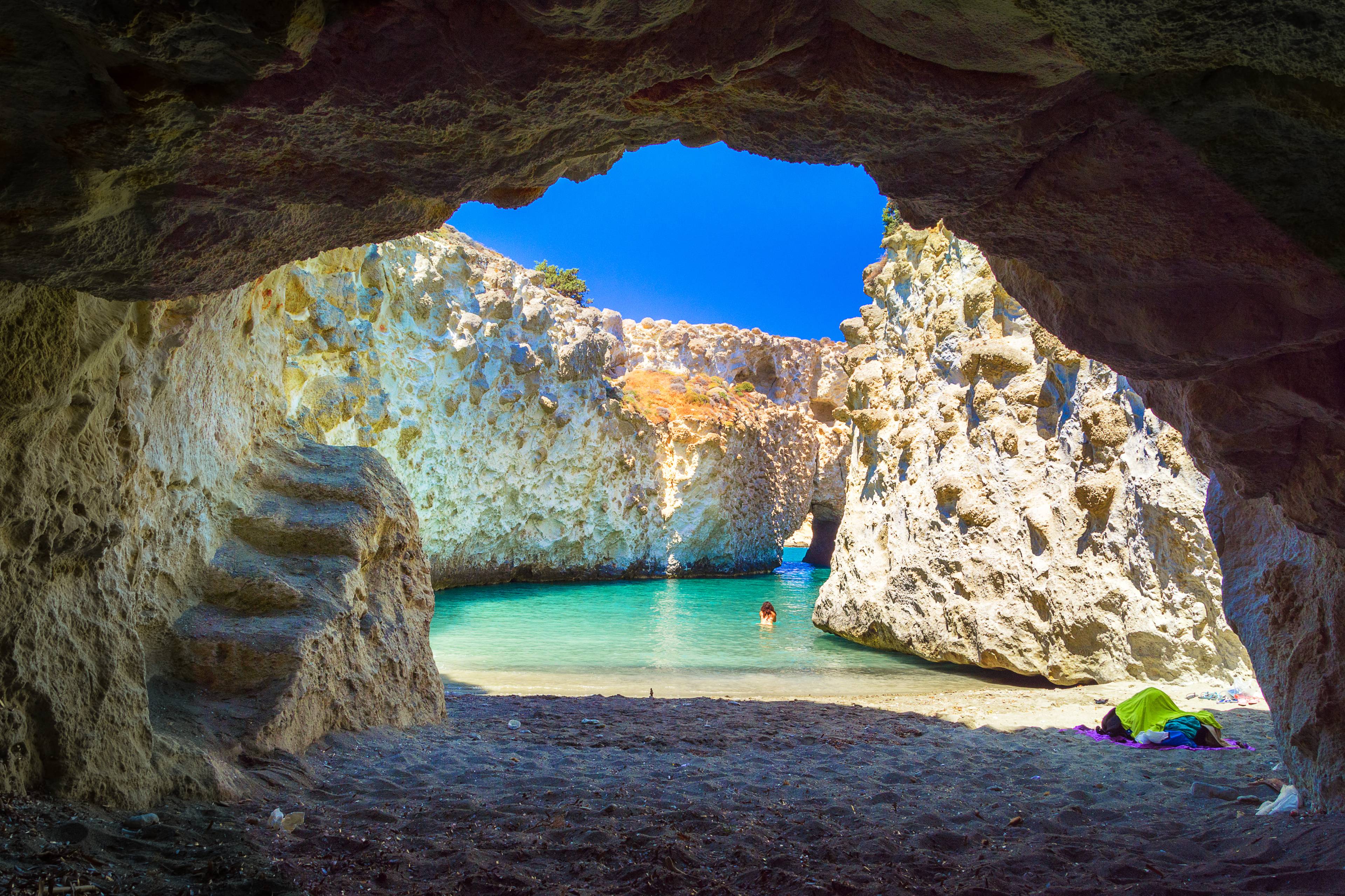 grotta di papafragas isola di milos in grecia