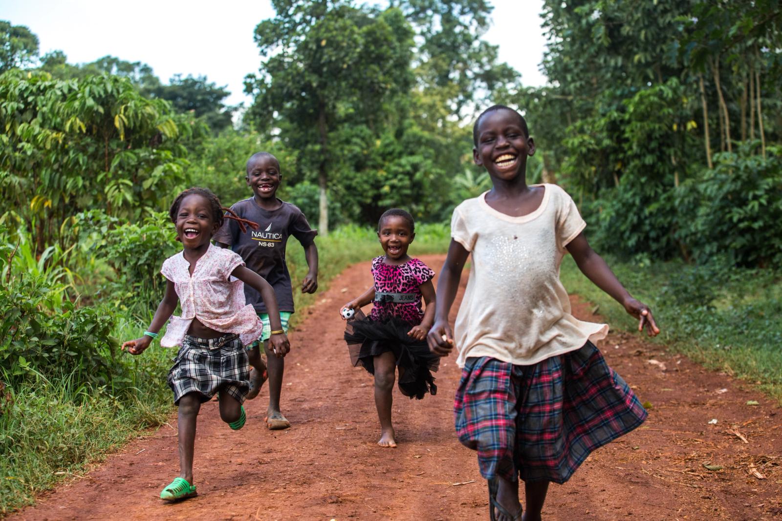 bambini ugandesi che sorridono