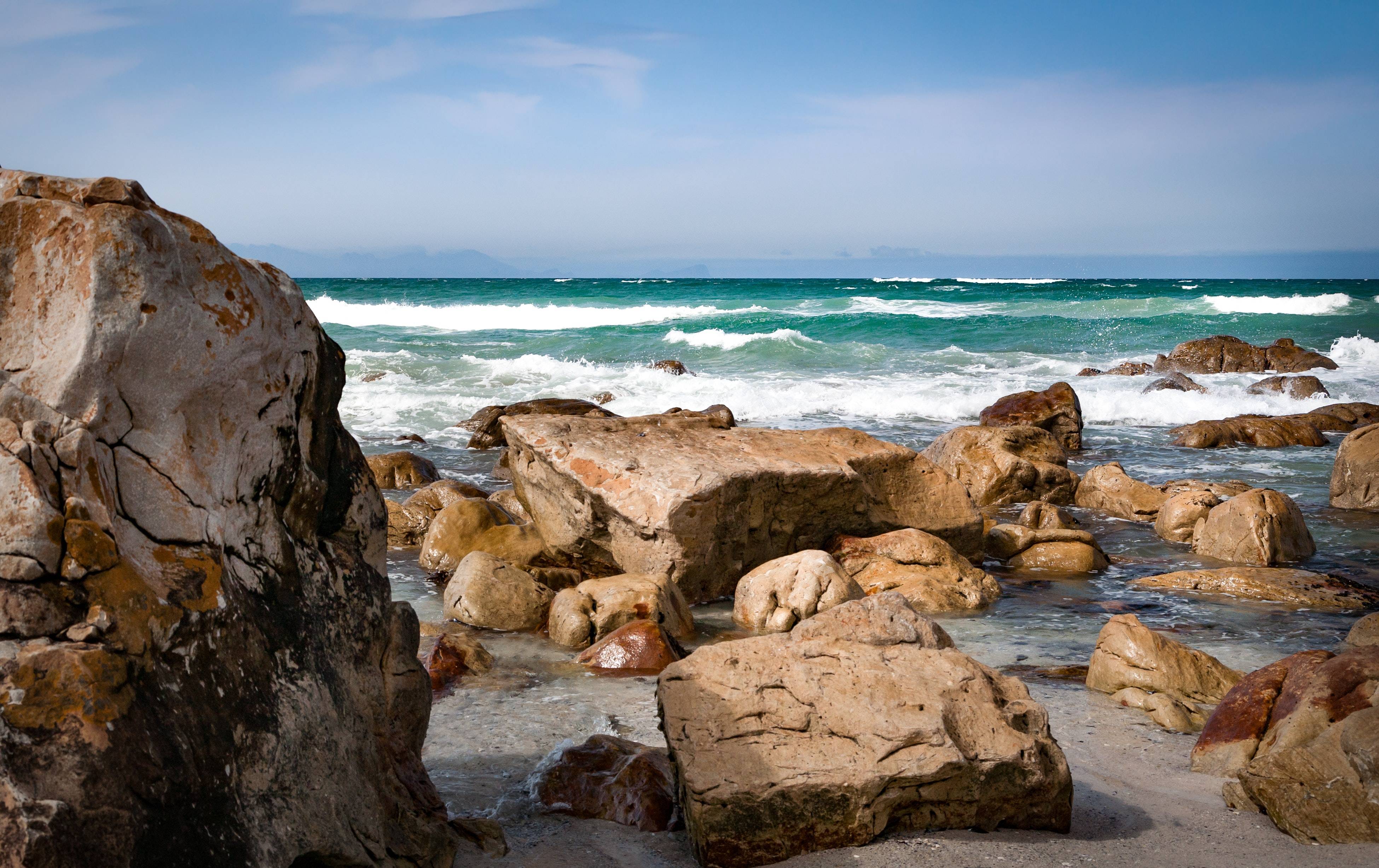 scogli in spiaggia