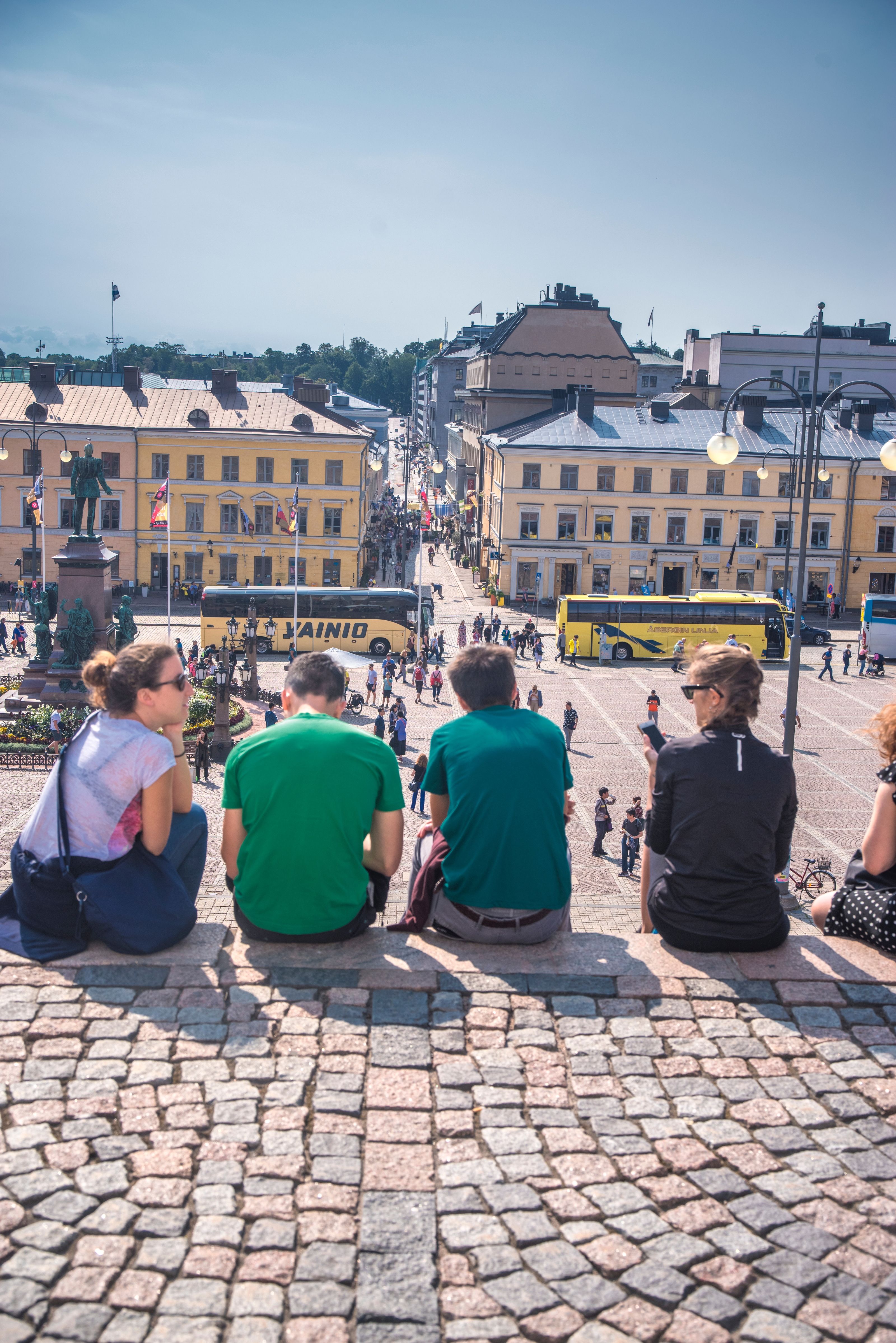 ragazzi seduti sui gradini a helsinki