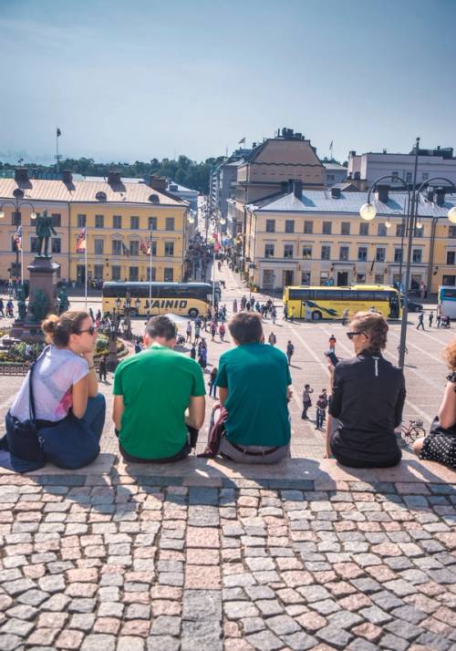 ragazzi seduti sui gradini a helsinki