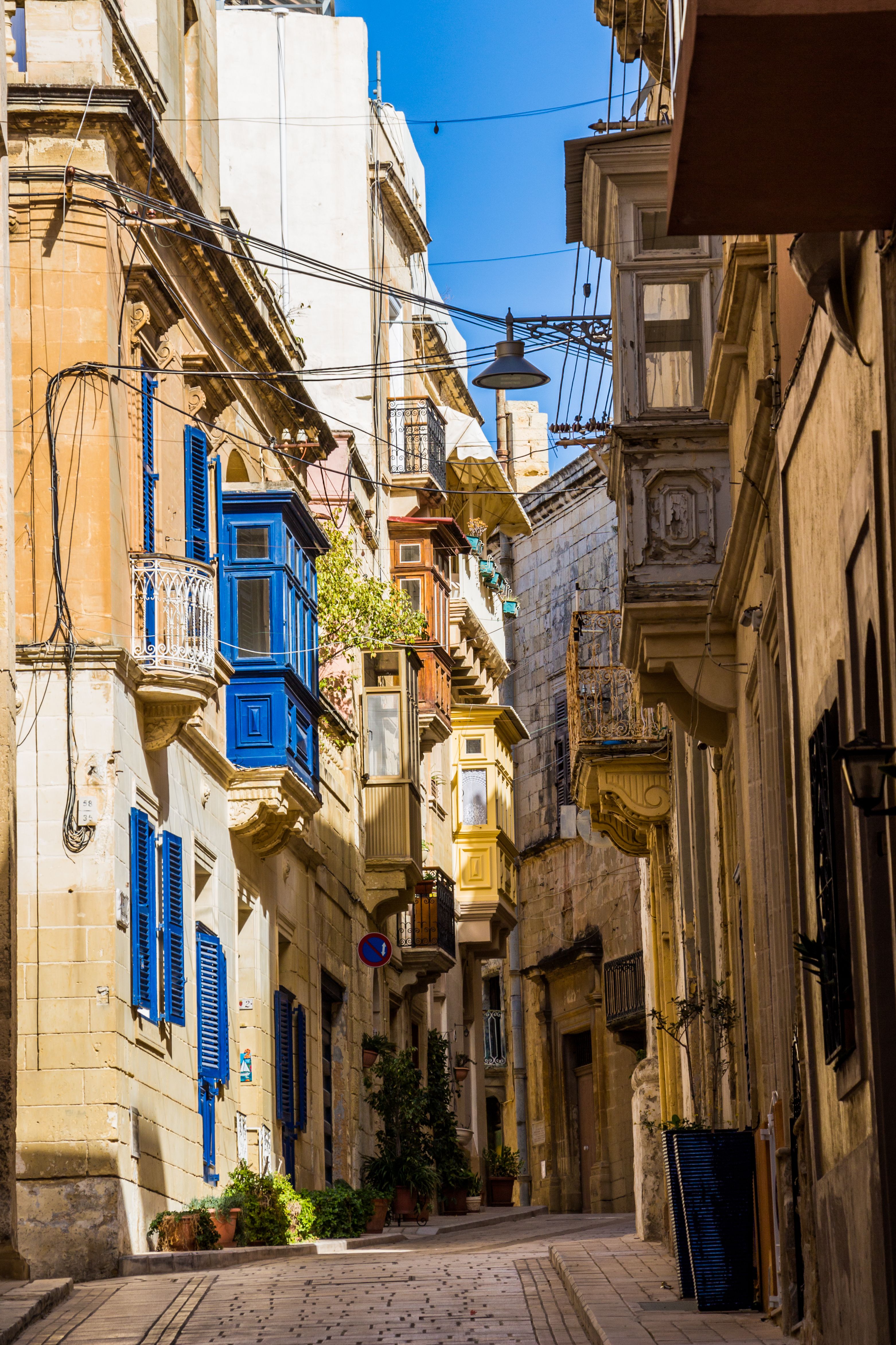 stradine con balconi colorati malta