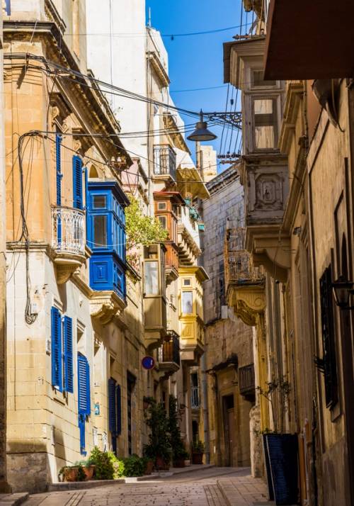stradine con balconi colorati malta