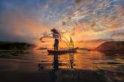 nativo pesca sul mekong al tramonto