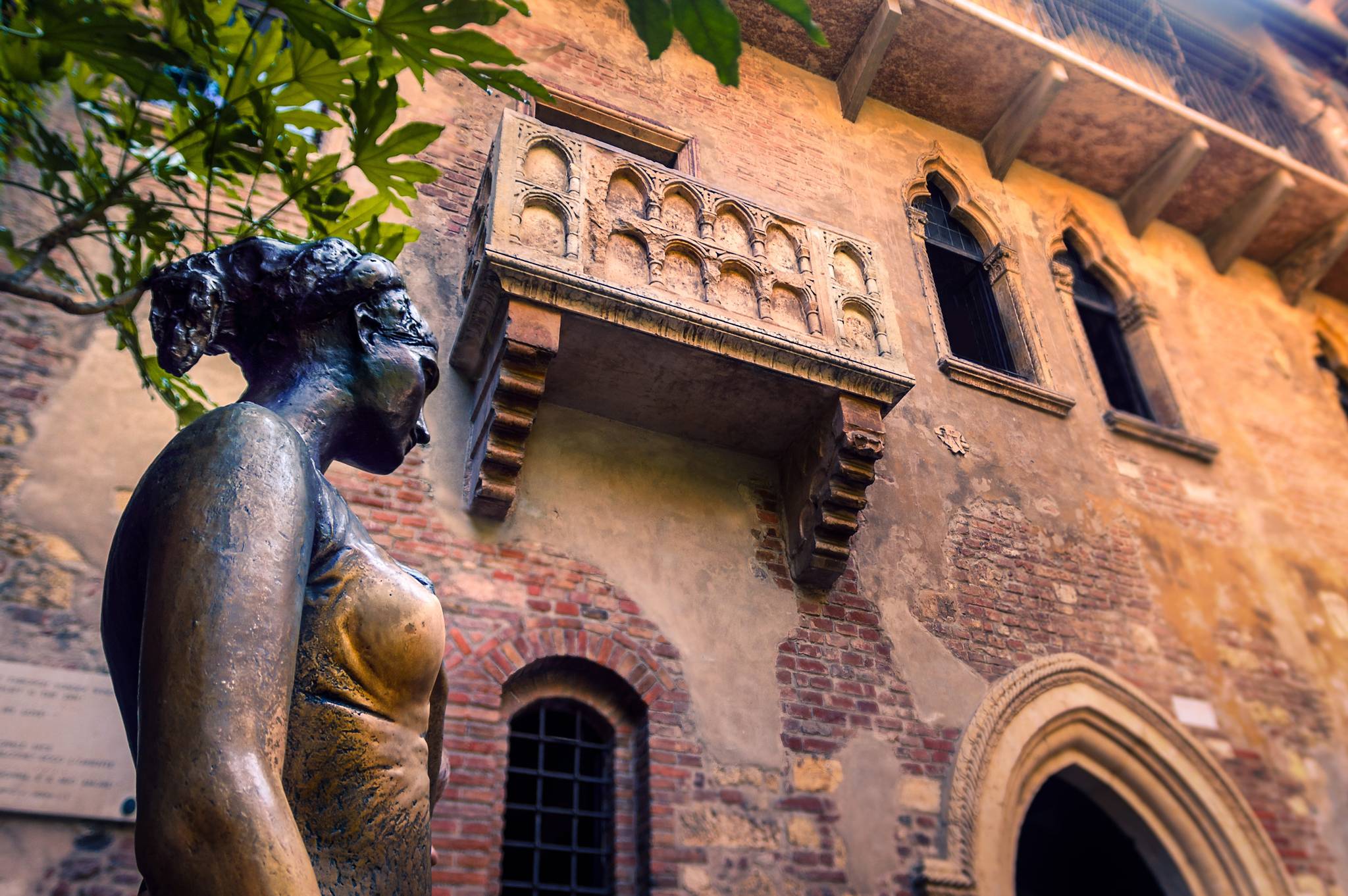 statua e casa di giulietta a verona