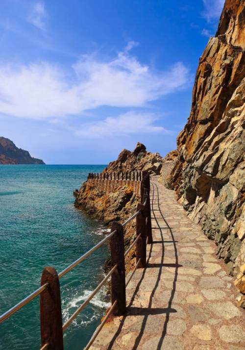 passeggiata costiera a taganana