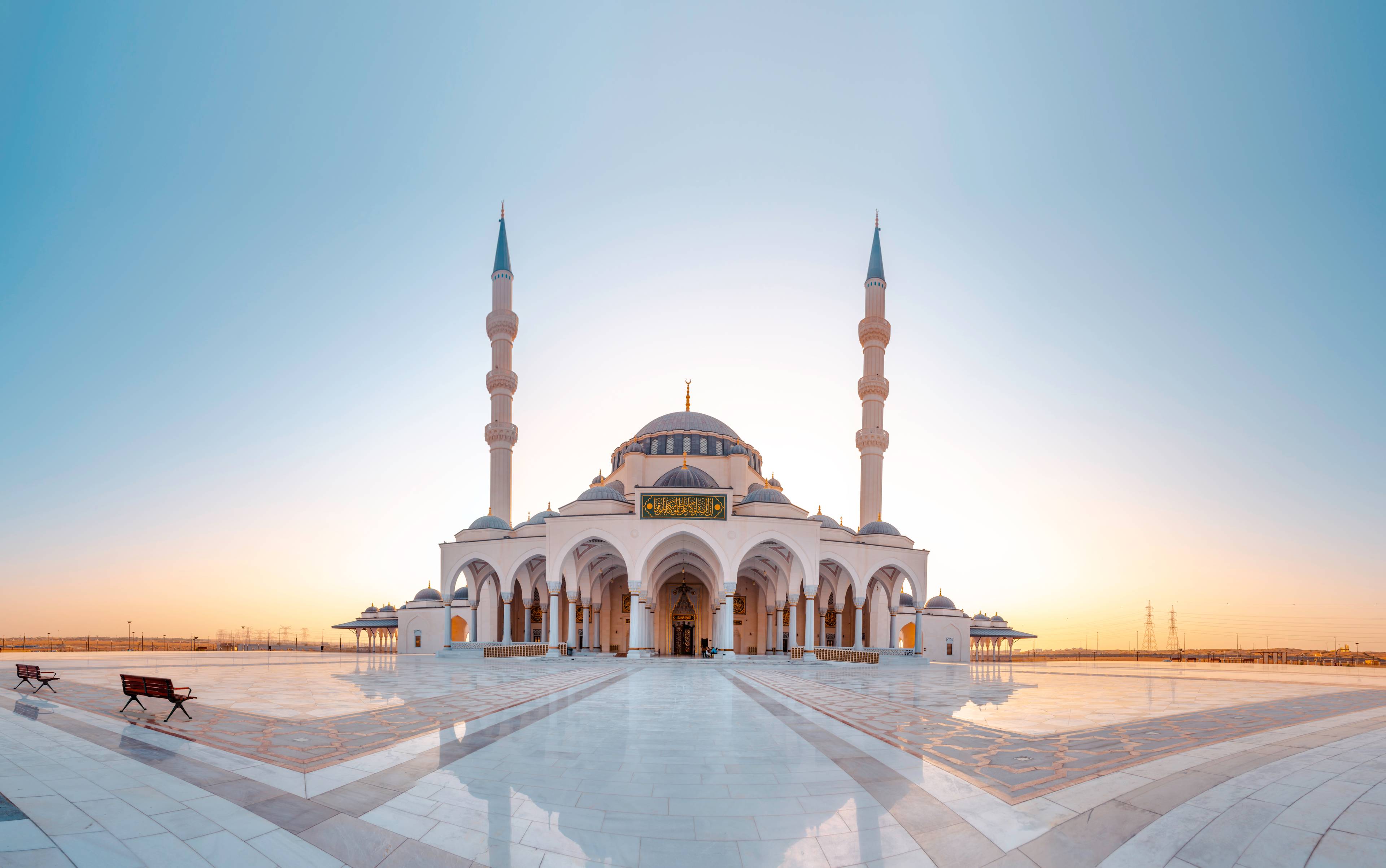 moschea di sharjah al tramonto