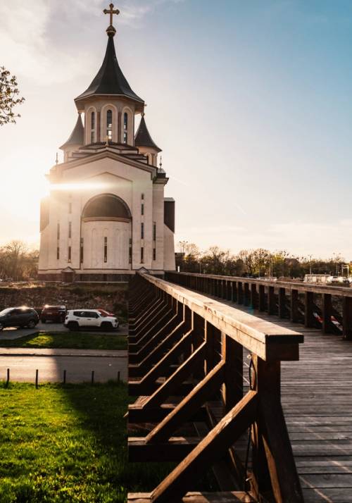 chiesa al tramonto in romania