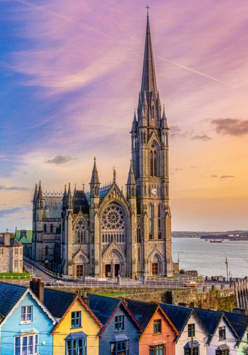cattedrale e case colorate irlanda