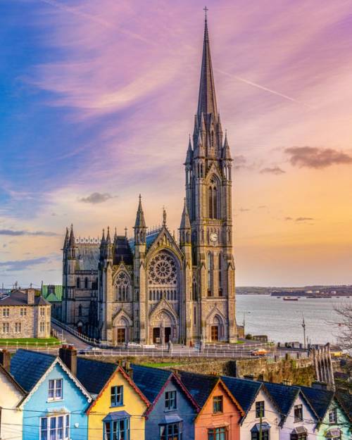 cattedrale e case colorate irlanda