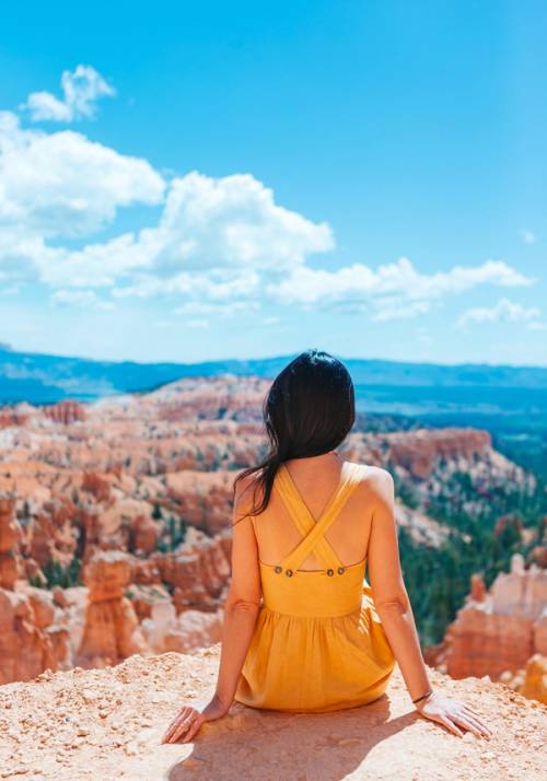 ragazza di spalle che guarda i canyon