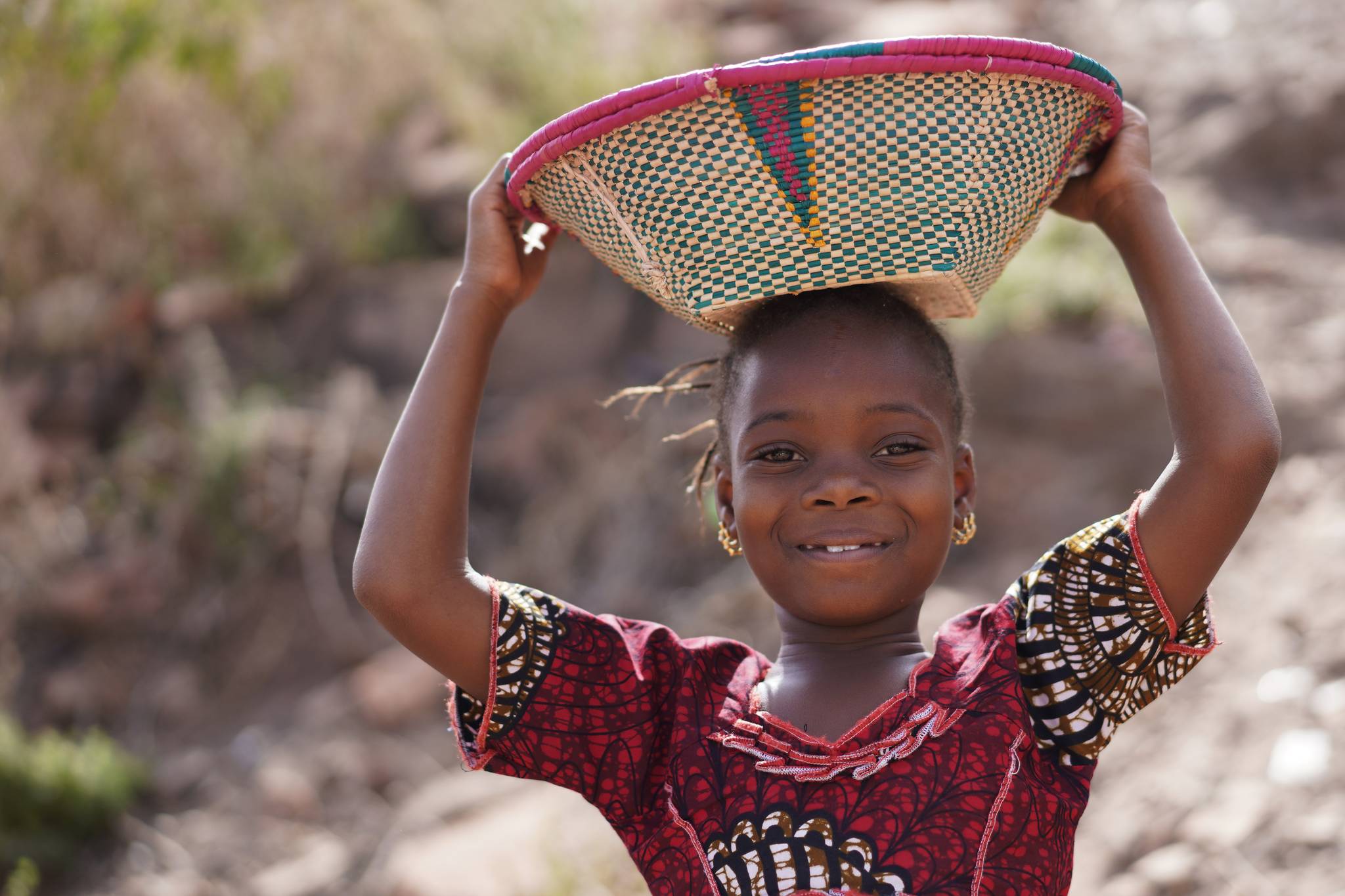 bambina africana con cesto sulla testa