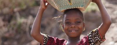 bambina africana con cesto sulla testa