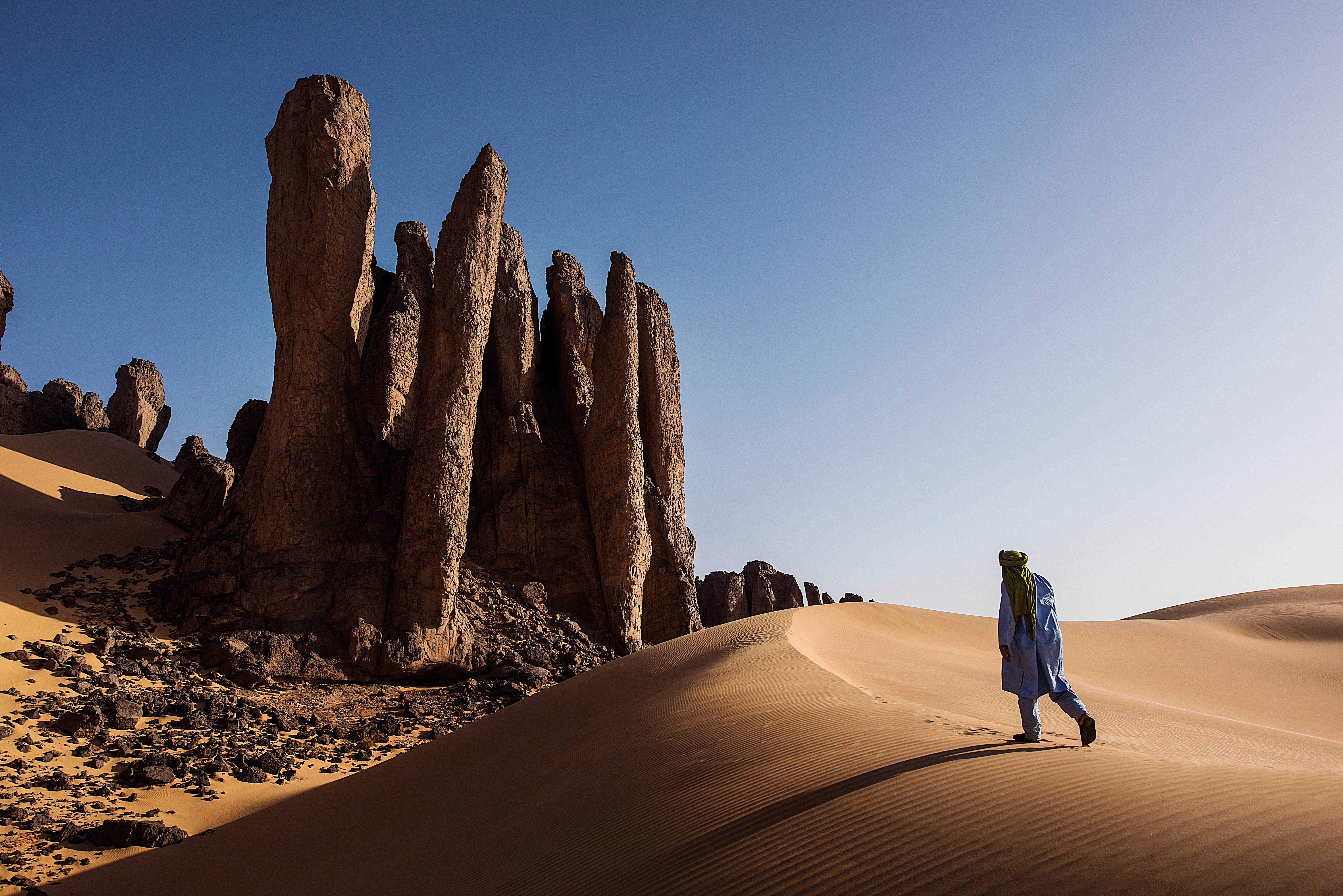 uomo nel deserto in algeria
