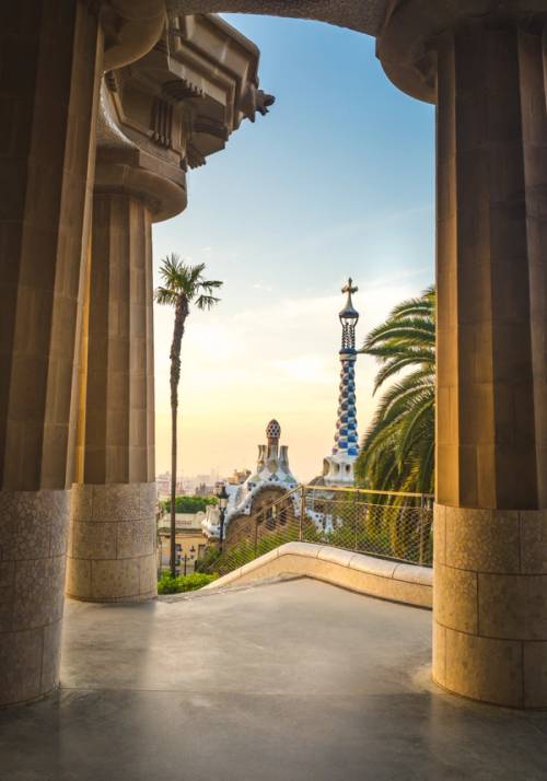 scorcio di parque guell al tramonto