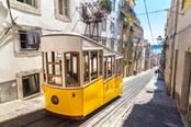 tram giallo lisbona portogallo