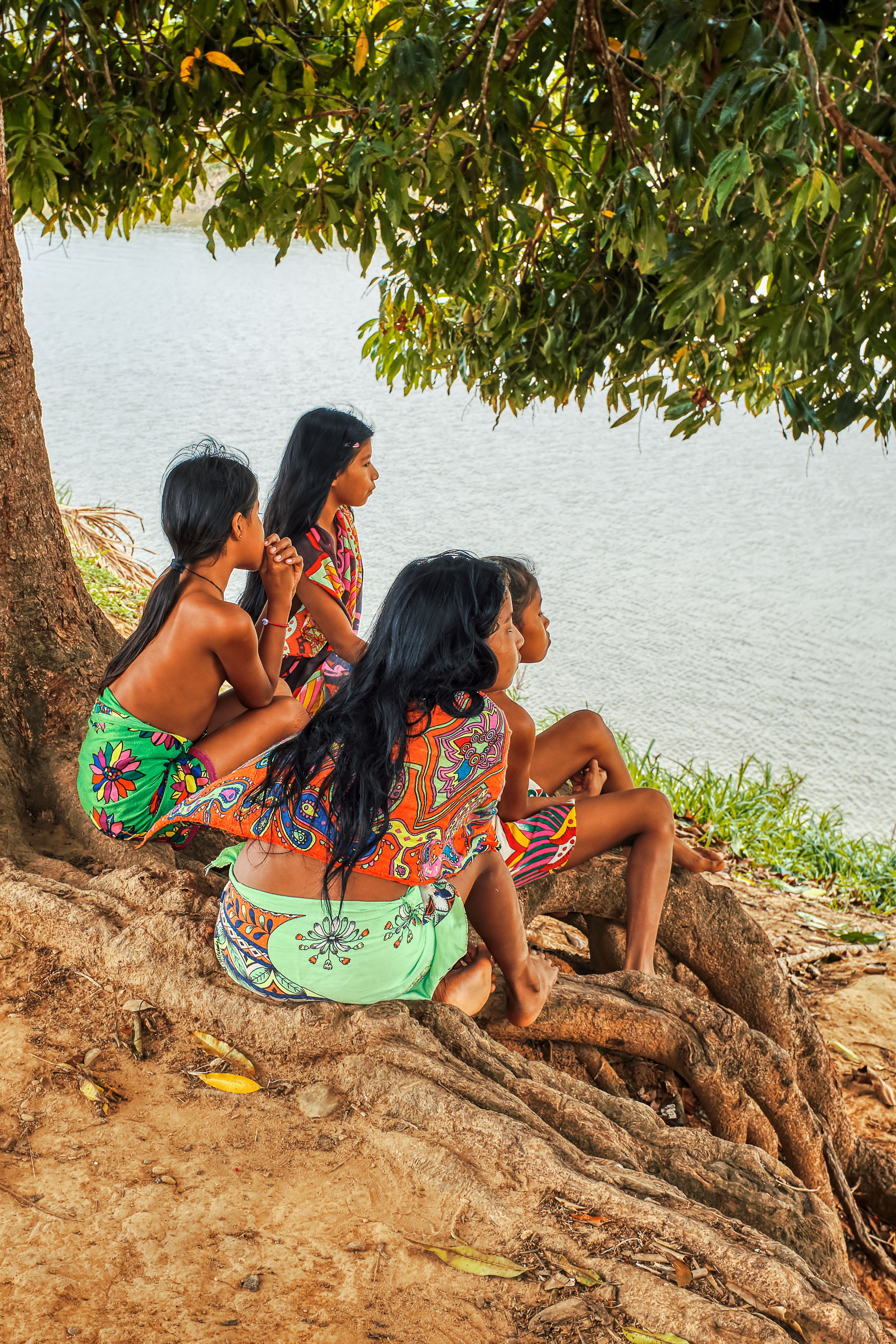 bambine sul fiume rio chagres