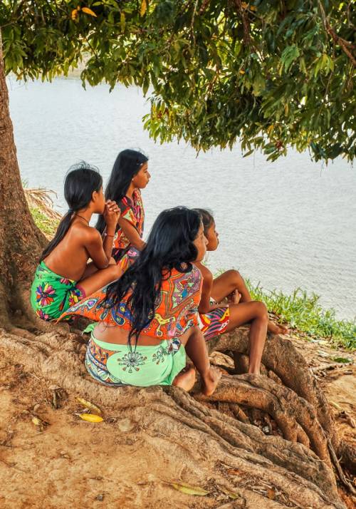 bambine sul fiume rio chagres