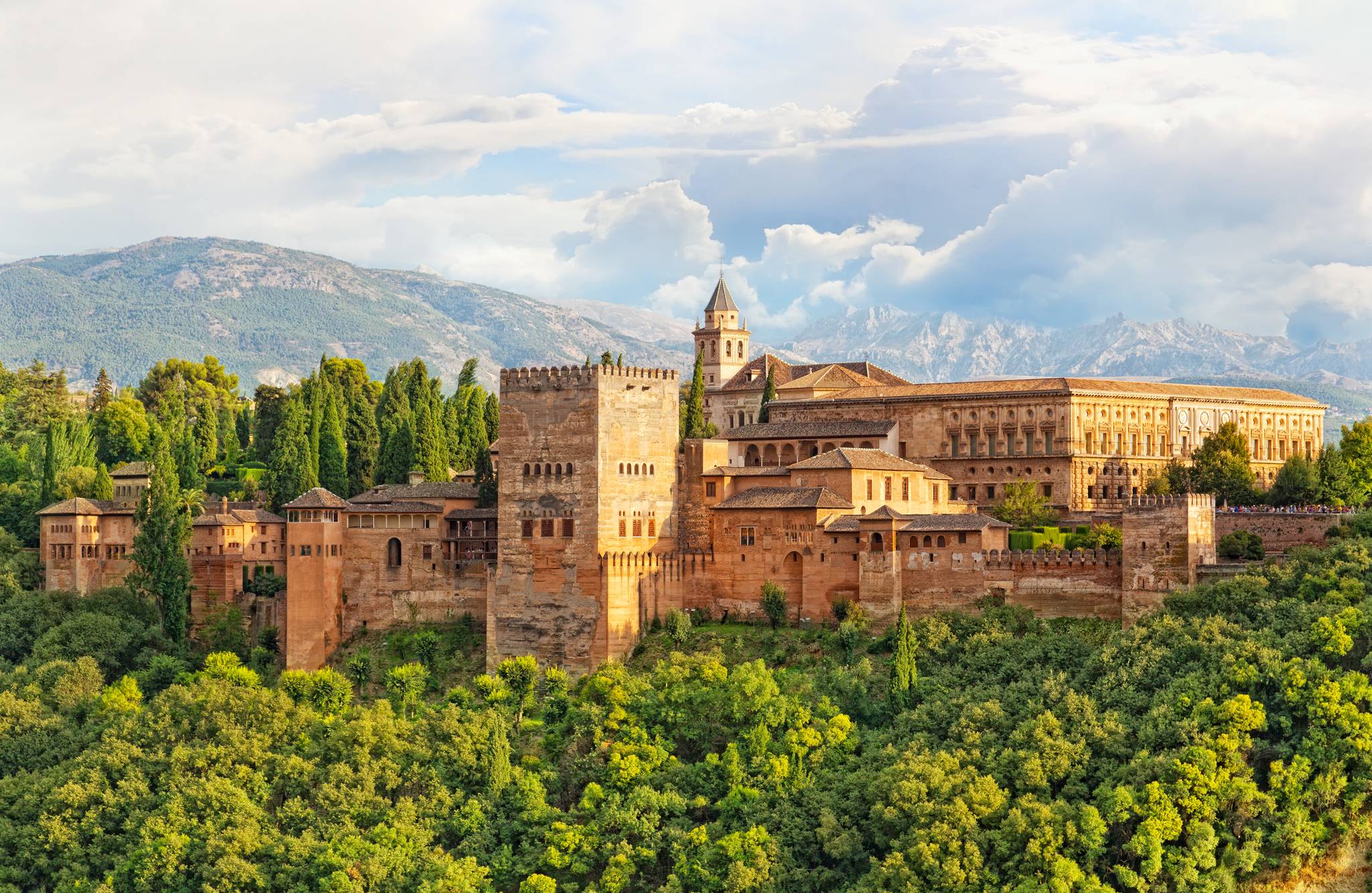 vista su palazzo storico a granada