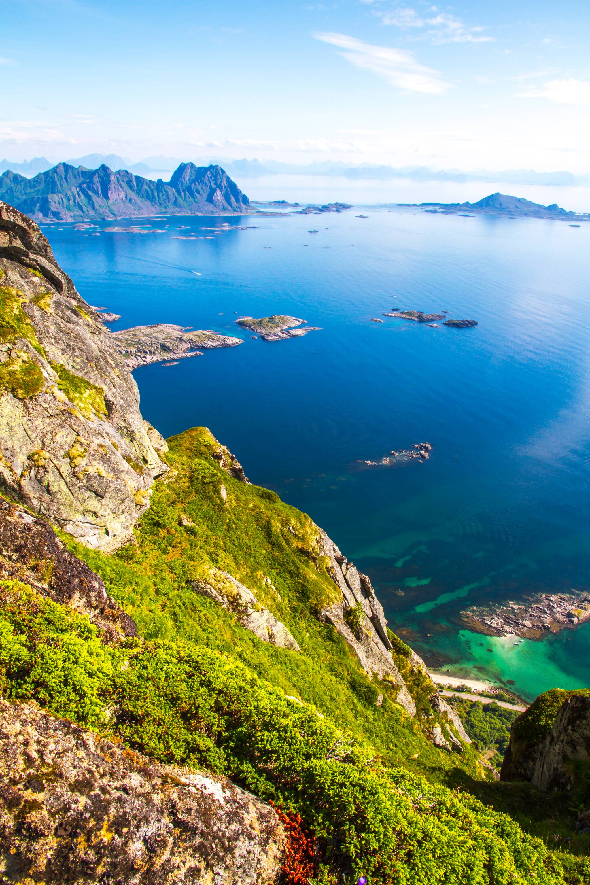 panorama da una scogliera a svolvær