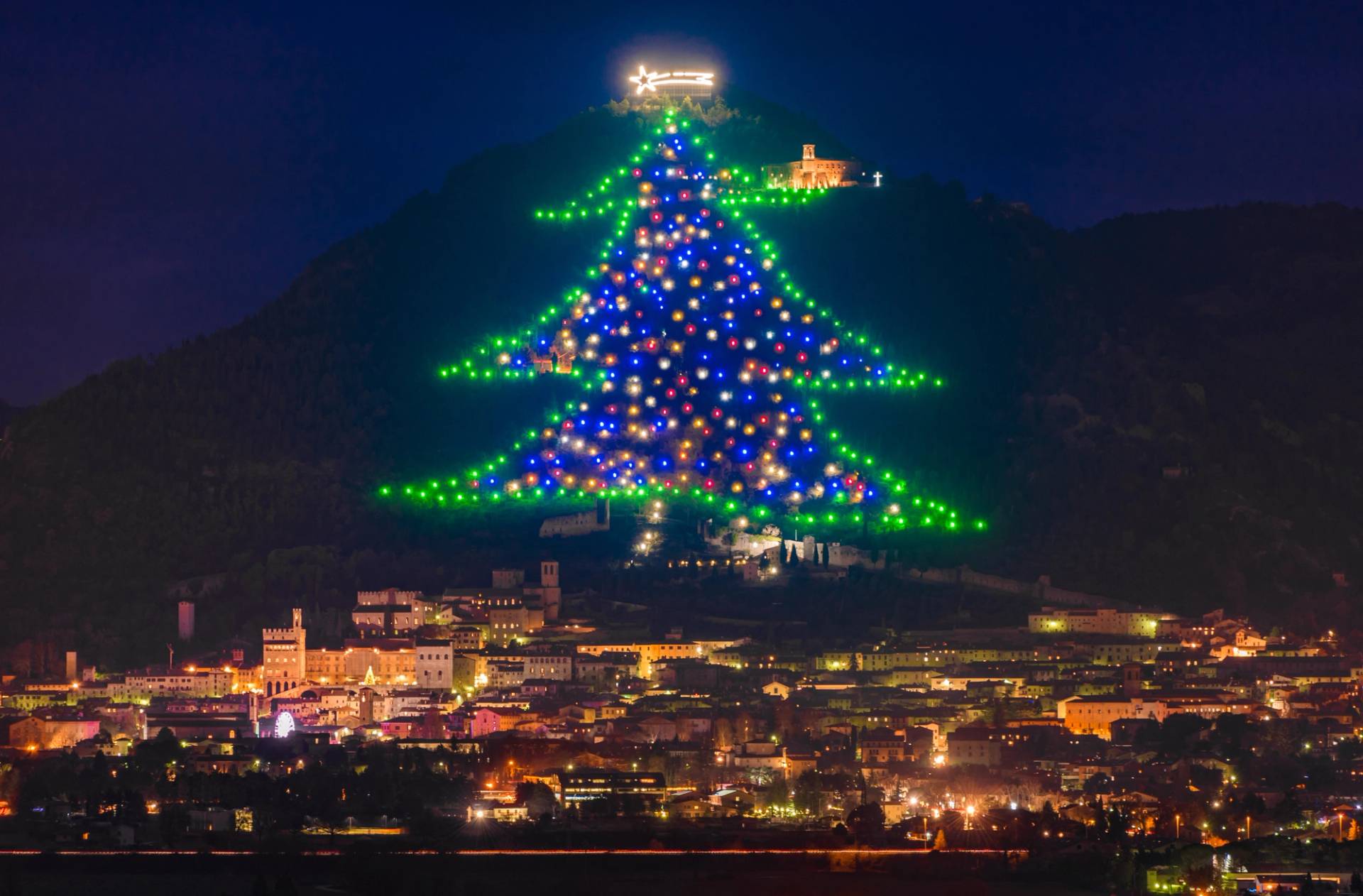 albero di natale luci gubbio umbria