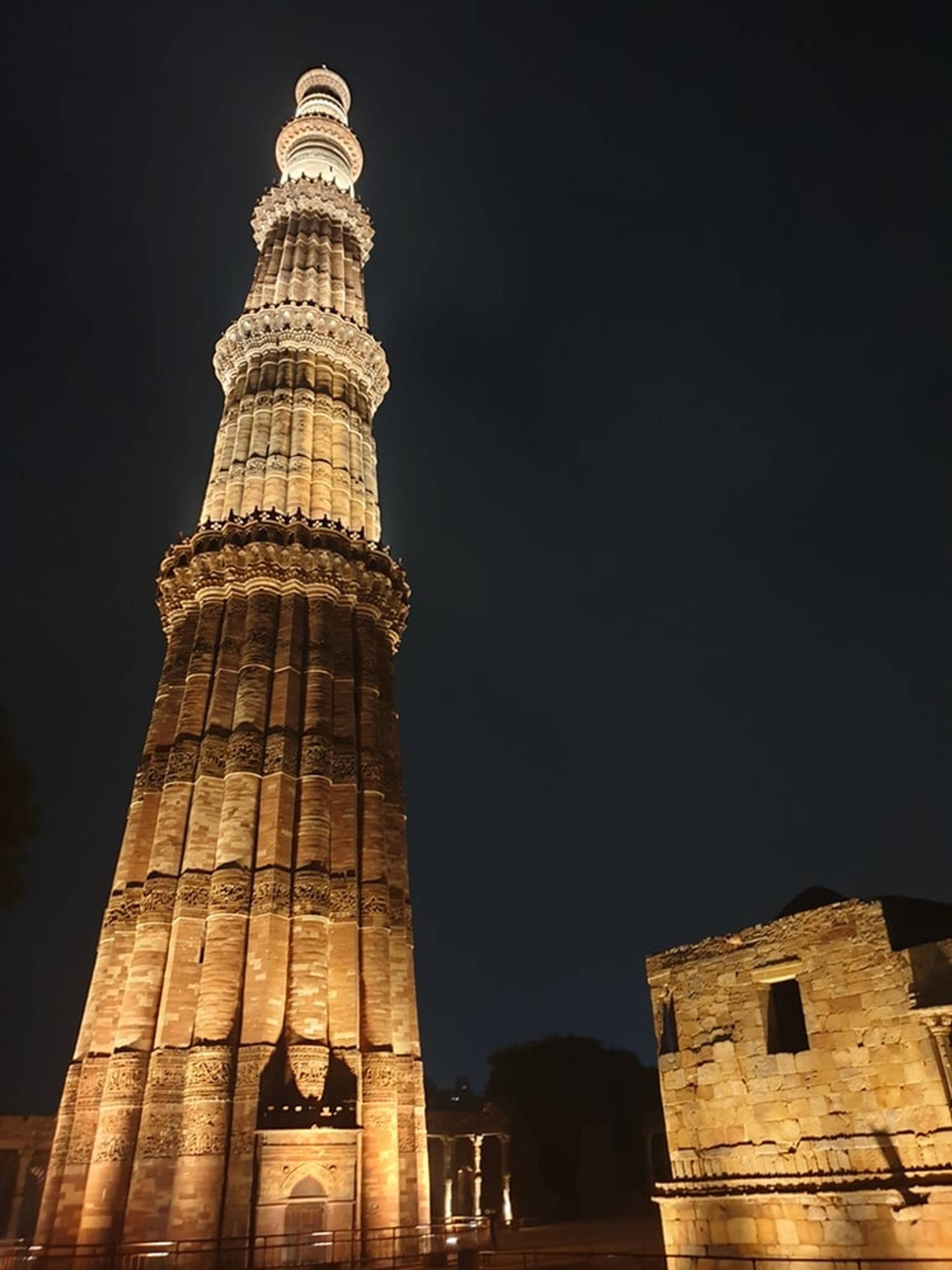 Minareto indiano di Delhi illuminato di notte